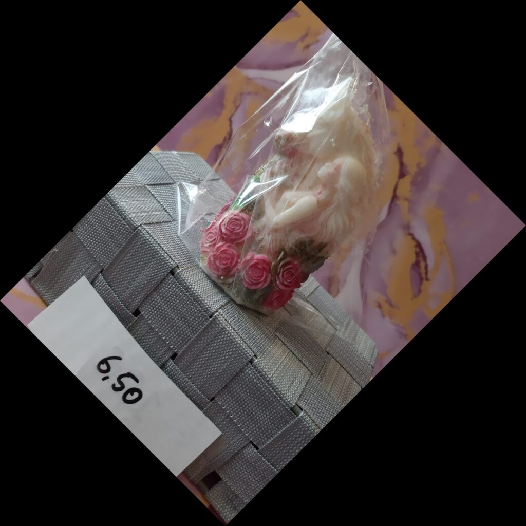 duftkerzeaussojawachsmdchenmitpferdu3dblume
